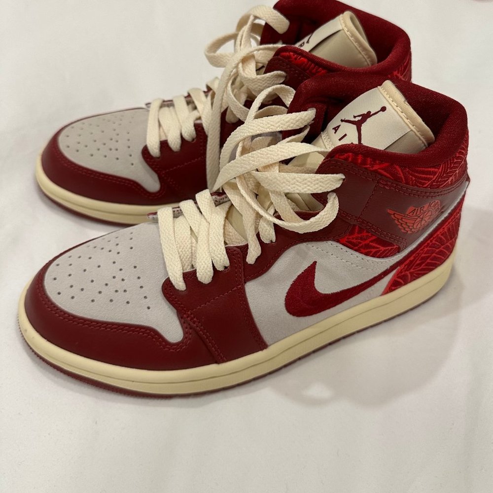 Air Jordan 1 Mid Sneaker Red - Picture 6 of 9